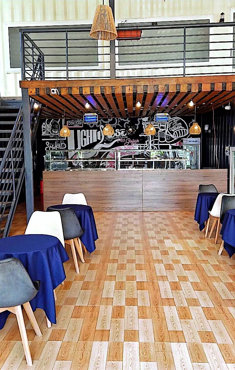 L & Z Restaurant — Bar counter and mezzanine balustrade